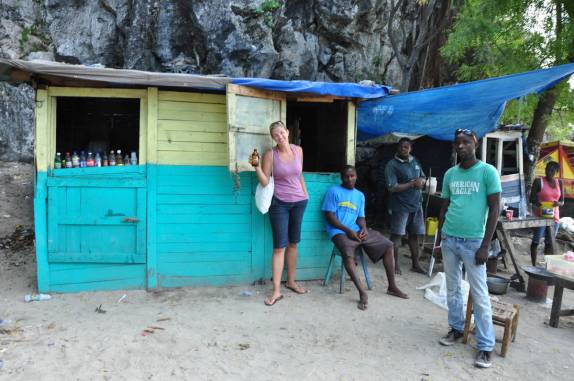 Botequinho enquanto esperamos a condução de Labadee à Cap-Haitien, na costa norte do Haiti